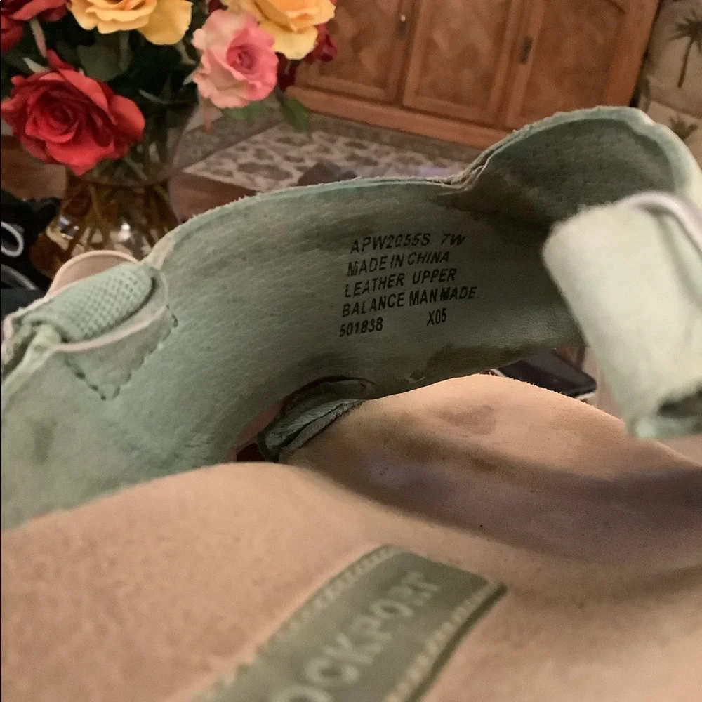 Rockpoint sandals leather green flat comfortable size 7 crisscross